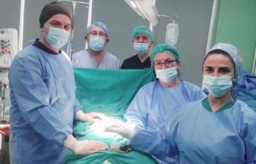 Kirurgët e Spitalit të Mitrovicës heqin me sukses tumor 4 kilogramësh nga një paciente