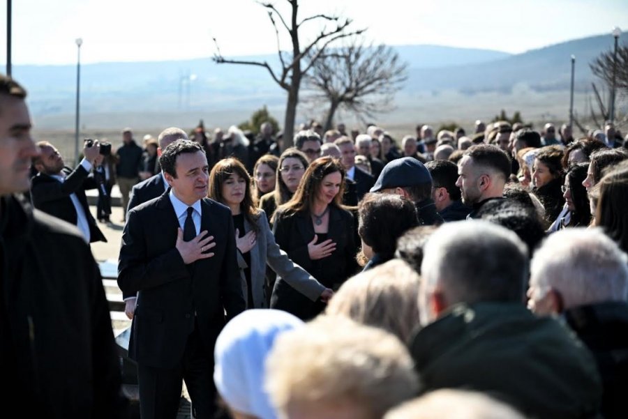 Kurti bën homazhe në 28-vjetorin e masakrës së Qirezit dhe Likoshanit