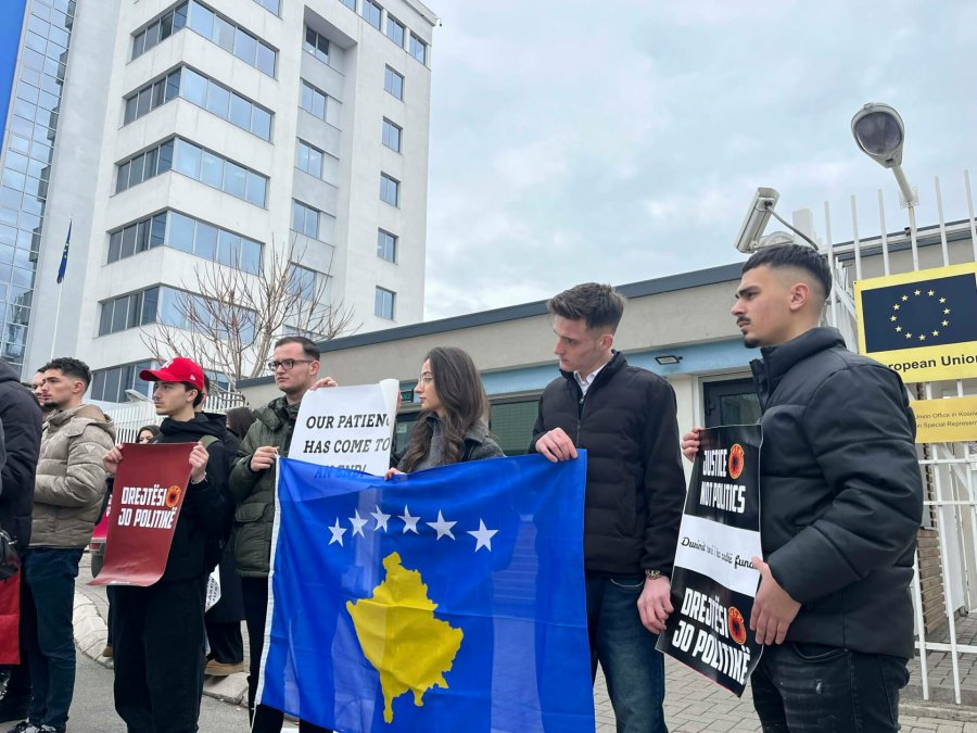 Studentët e UP-së para Zyrës së BE-së: “Drejtësi, jo politikë” për ish-krerët e UÇK-së