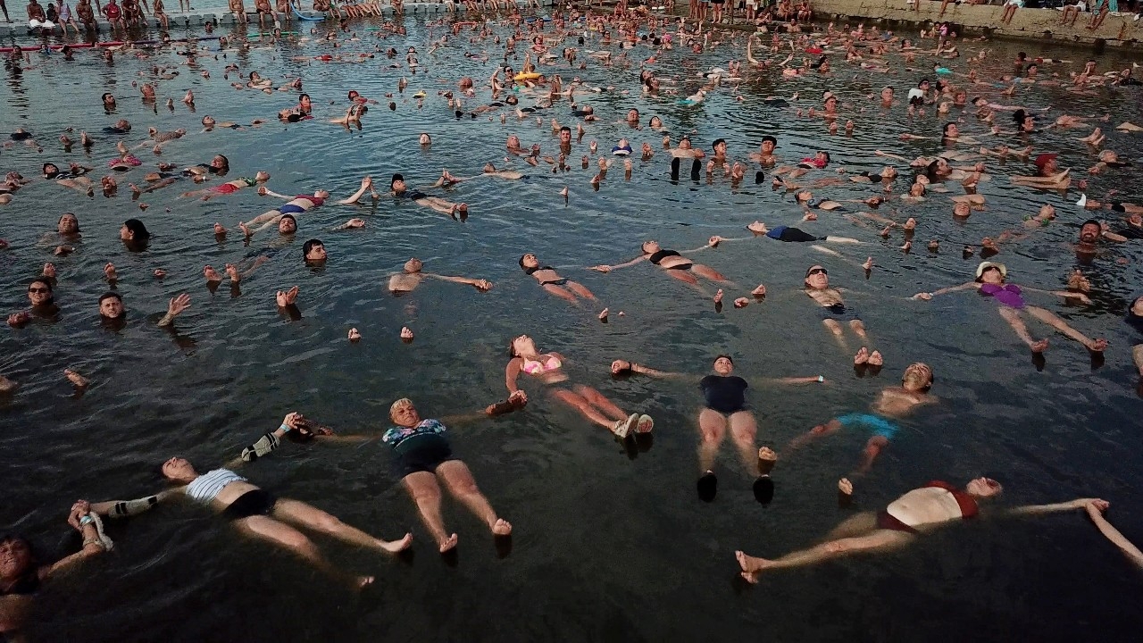 Qindra persona tentojnë të thyejnë rekordin botëror Guinness në liqenin Mar Chiquita në Argjentinë