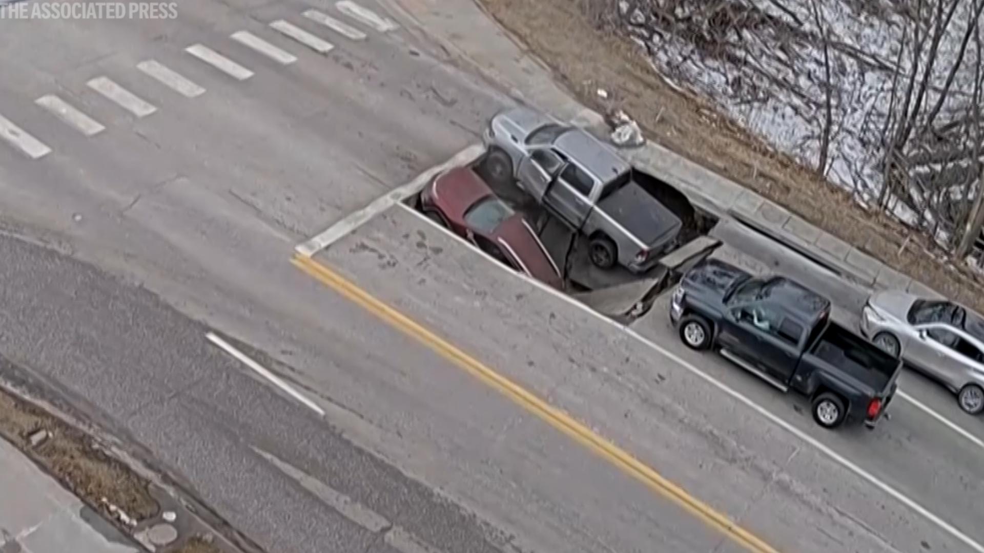 Rruga çuditërisht “gëlltit” dy automjete në Omaha, shoferët shpëtojnë pa lëndime