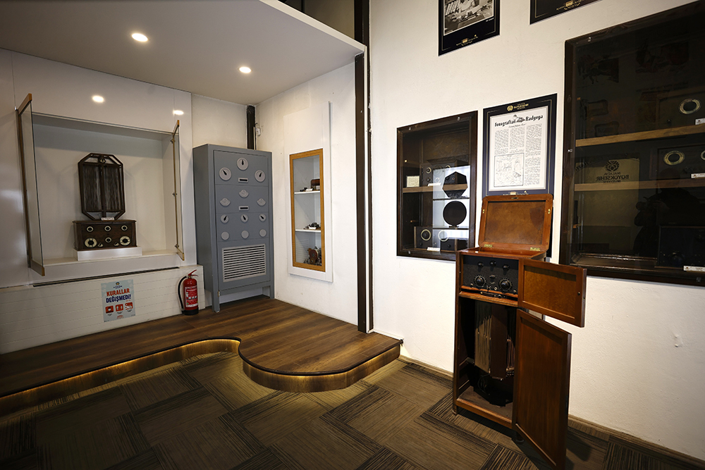 Radio franceze 106-vjeçare, e shndërruar nga një makinë telegrafi, rikthen vizitorët në kohë