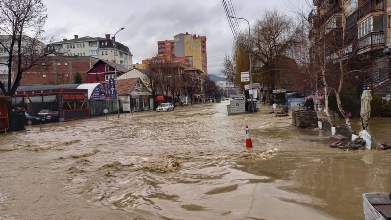Mbi 7 milionë euro vlera e dëmeve të shkaktuara nga vërshimet, Qeveria hesht