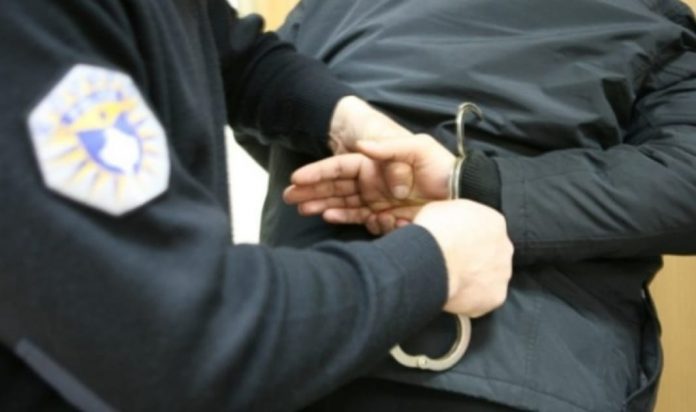 Arrestohen dy persona në Vushtrri për hedhje granate në oborrin e një shtëpie