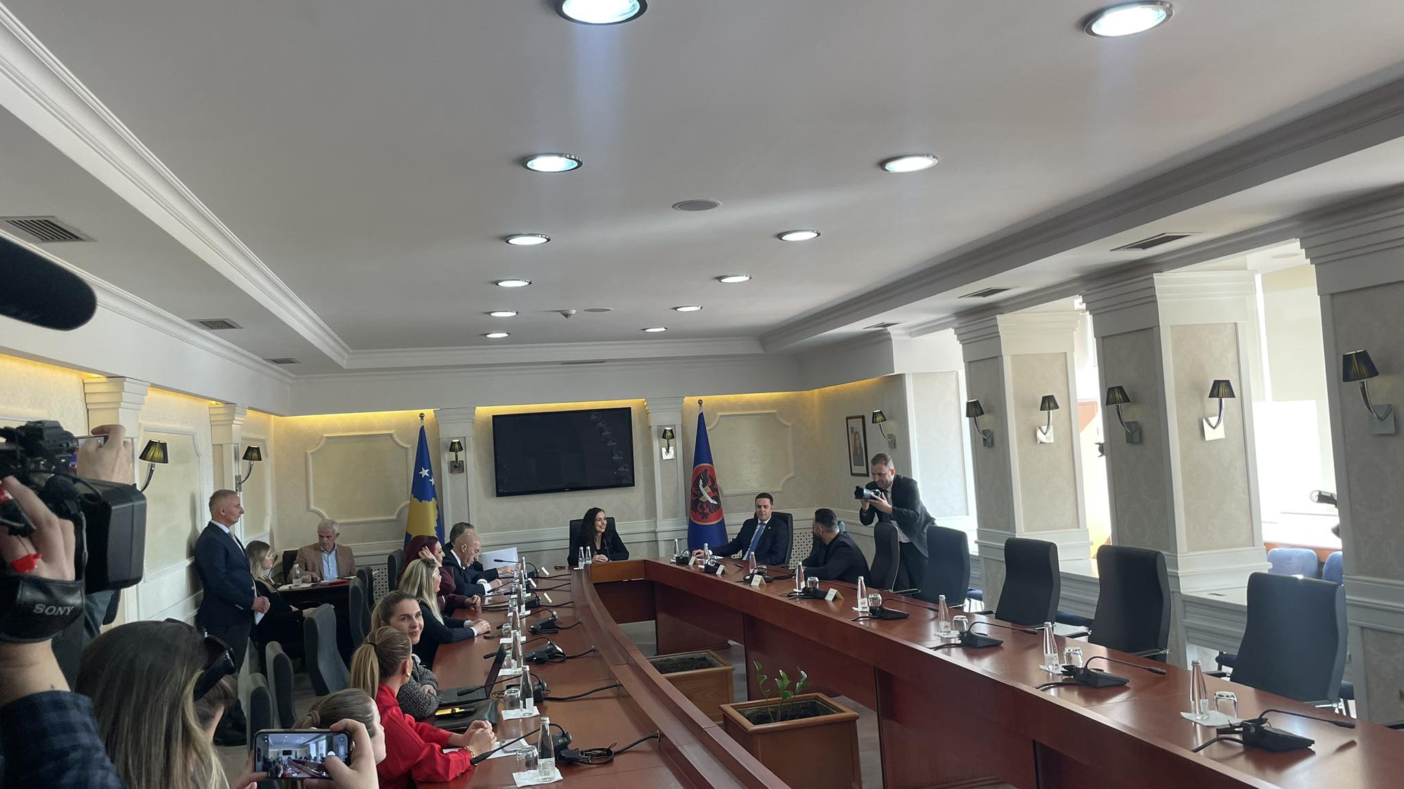 Osmani me liderët e partive para takimit, Kurti nuk merr pjesë