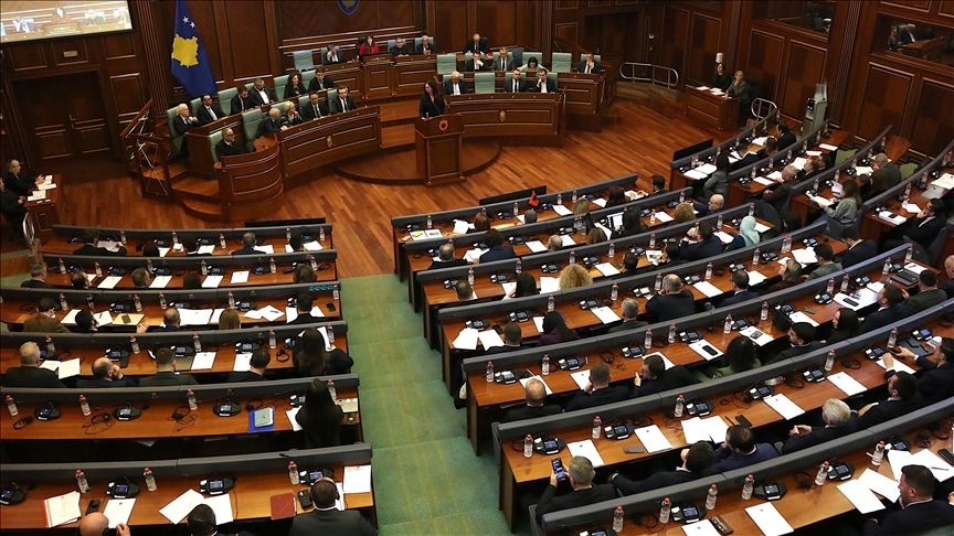 Vjosa Osmani shpërndan Parlamentin pas dështimit për zgjedhjen e presidentit, ky është dekreti