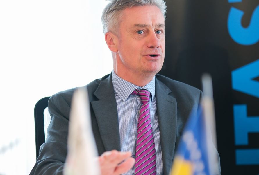 Ambasadori britanik në Ditën Ndërkombëtare të Gruas: Forcimi i sistemeve të kujdesit është kyç për barazinë gjinore