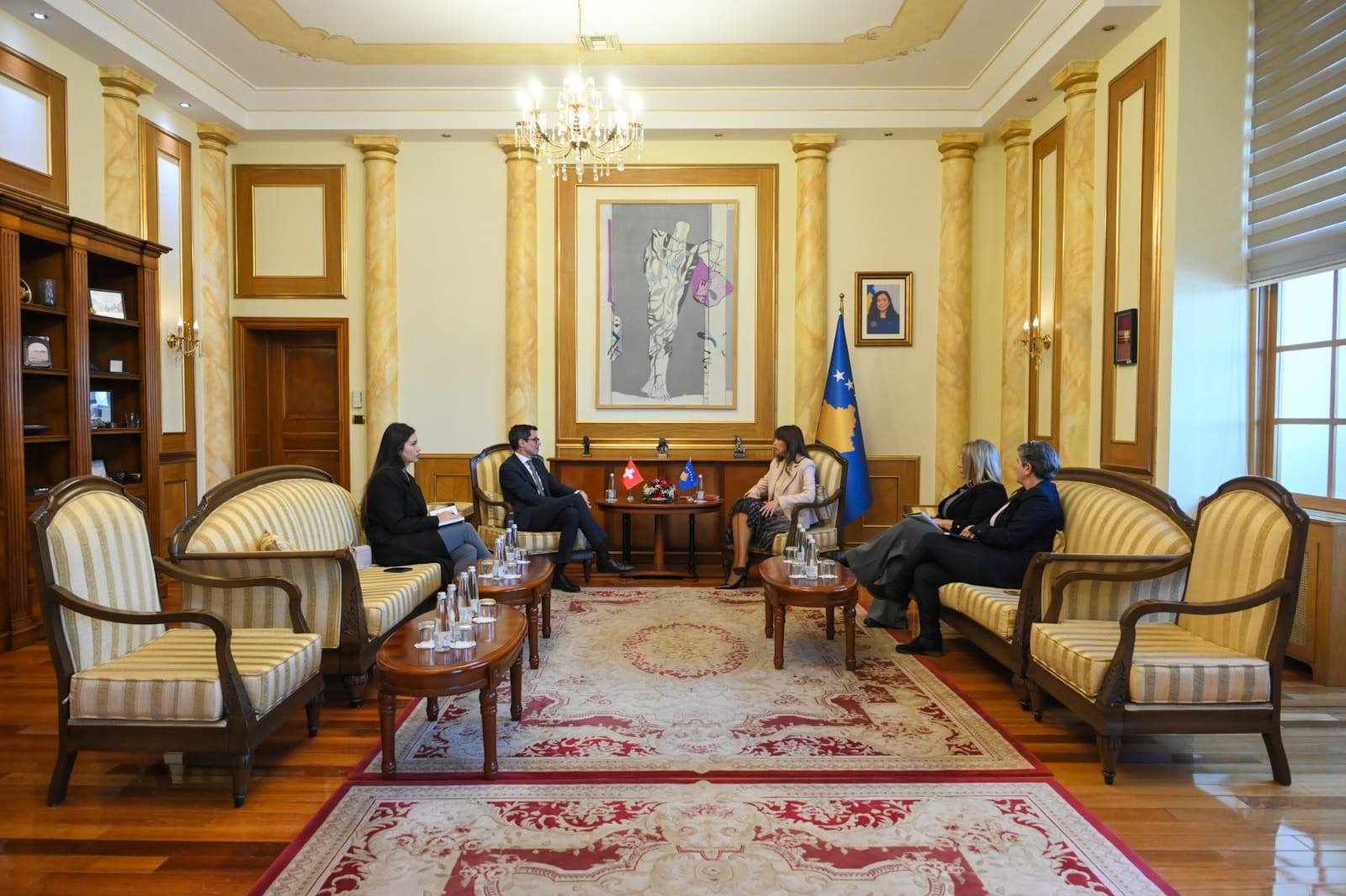 Haxhiu takon ambasadorin zviceran, thekson rëndësinë e bashkëpunimit Kosovë–Zvicër