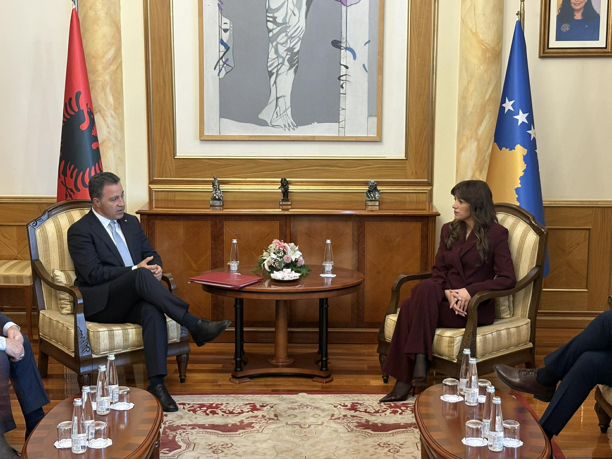 Haxhiu priti homologun shqiptar Niko Peleshi në një takim historik