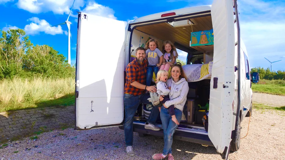 Shitën shtëpinë dhe nisën jetën në kamion me tre fëmijë: Pa borxhe dhe me aventura të reja