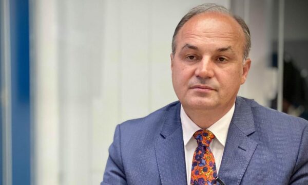 Hoxhaj: Kur bota përballet me sfida të mëdha, Qeveria e Kosovës po luan me shtetin
