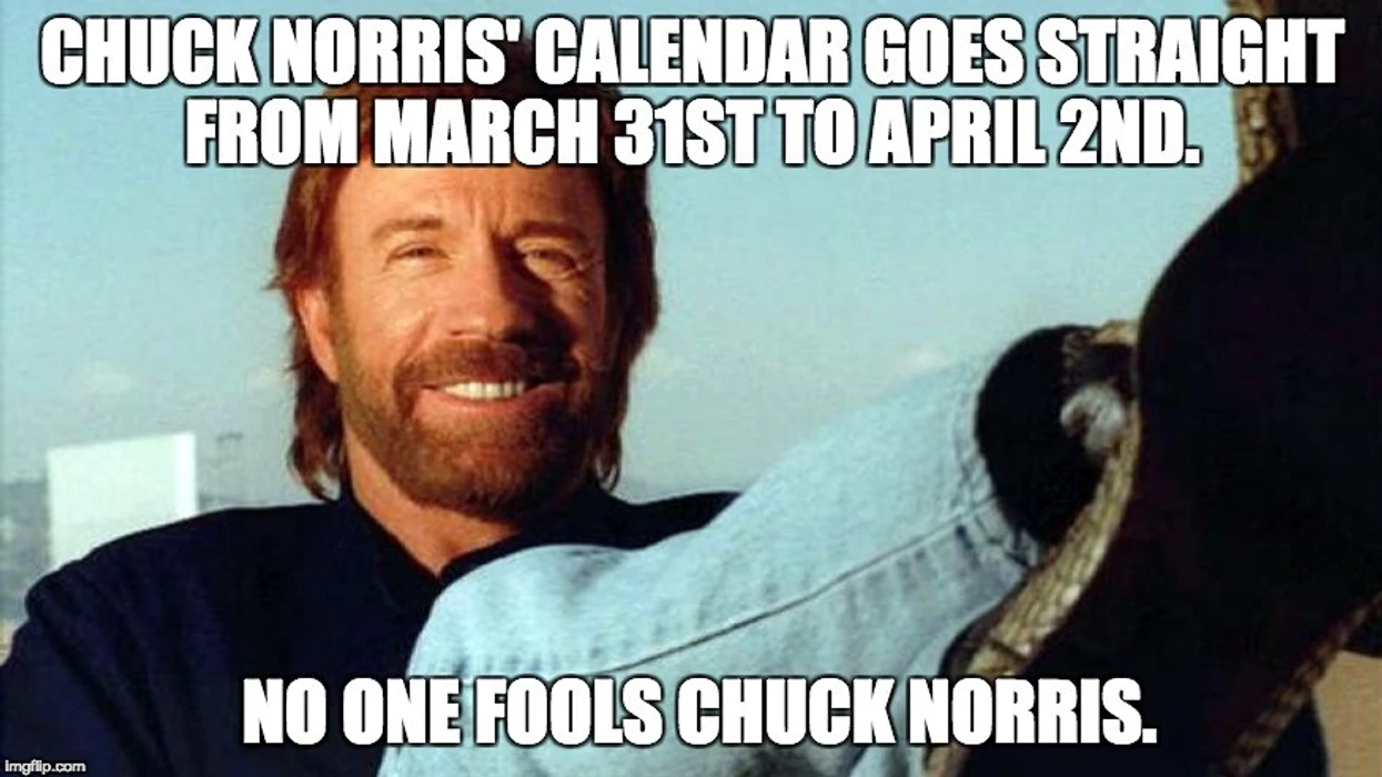 Ndahet nga jeta Chuck Norris, fansat zgjedhin ta kujtojnë përmes humorit