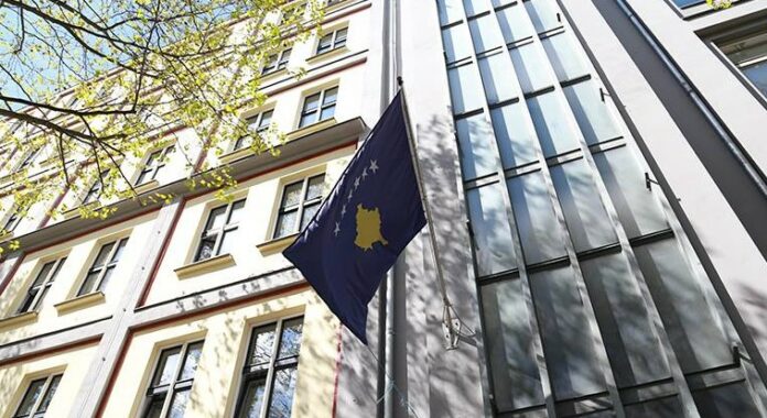 Në Ambasadën e Kosovës në Berlin vendosen etiketa me përmbajtje shoviniste serbe, reagon MPJD