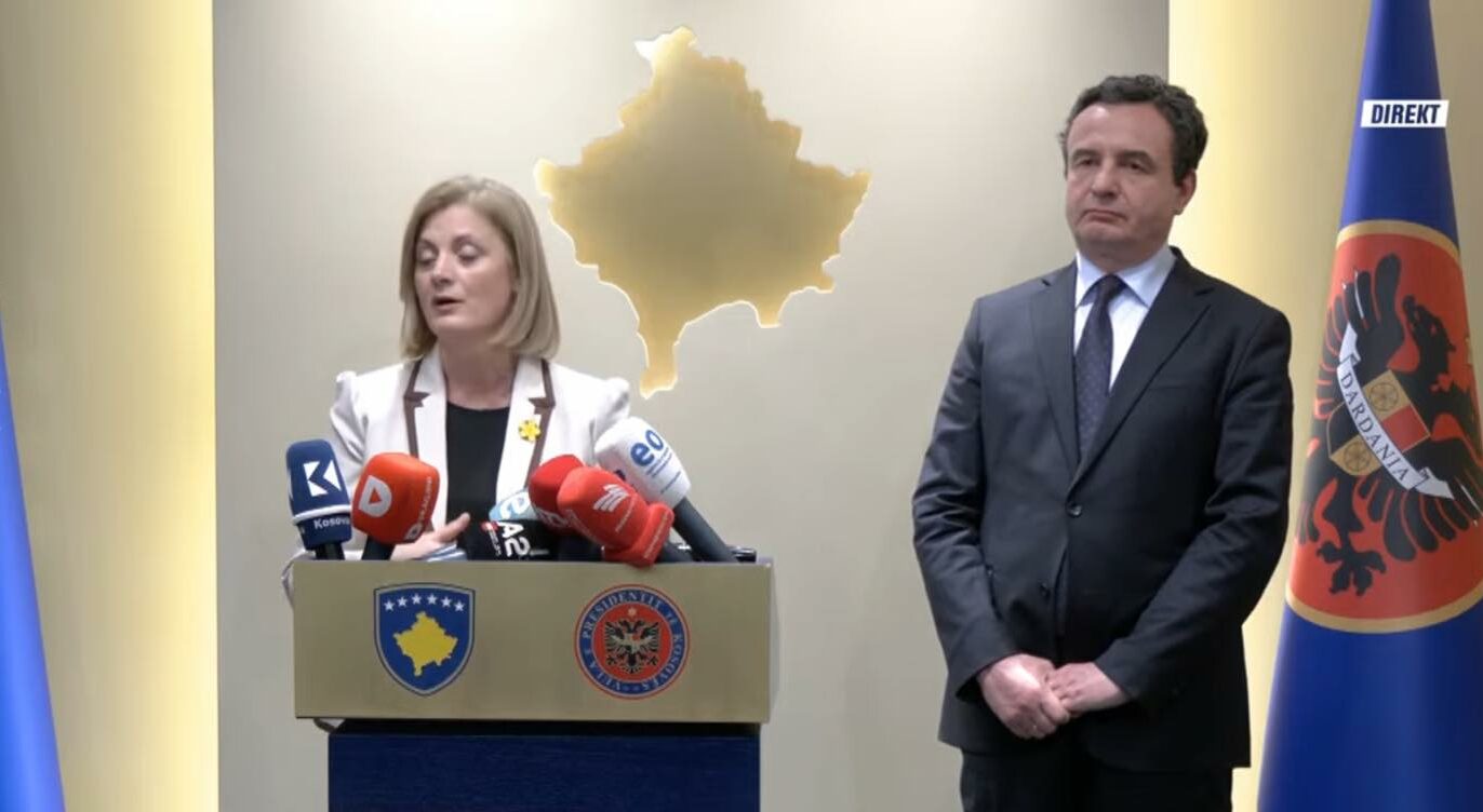 Kelmendi komenton deklarimin e Rushitit derisa në të majtë e kishte Albin Kurtin