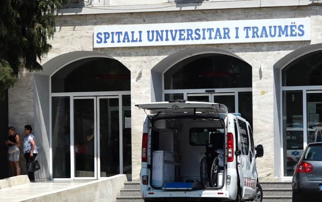 E rëndë: Vdes katërvjeçari në Tiranë, u godit aksidentalisht nga motra teksa luanin