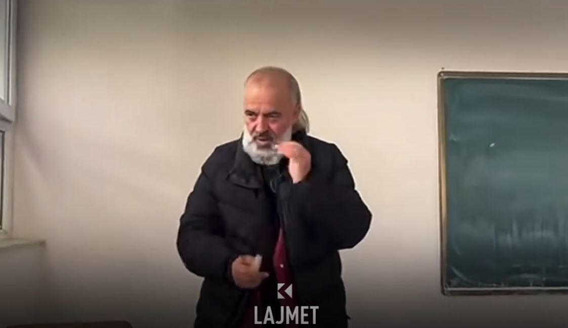 Intervistohet nga policia, arsimtari që ekspozoi thikën në klasë 