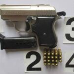 Policia gjen armë zjarri, thikë, predhë e fishekë te dy nxënës në Skenderaj