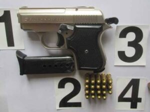 Policia gjen armë zjarri, thikë, predhë e fishekë te dy nxënës në Skenderaj