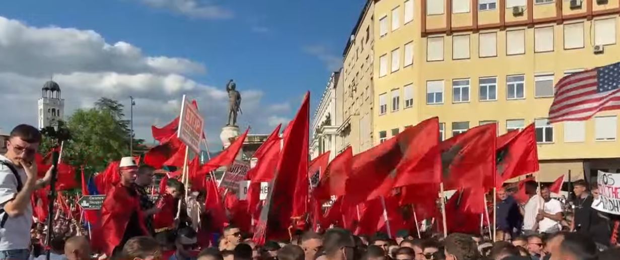 “Na kontrollojnë të mos marrim pjesë në protestë”, studentët nga Shqipëria bllokohen afër Shkupit