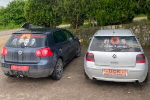 Buroja e Thaçit, qytetarët i vendosin portretet e katërshes së UÇK-së në vetura
