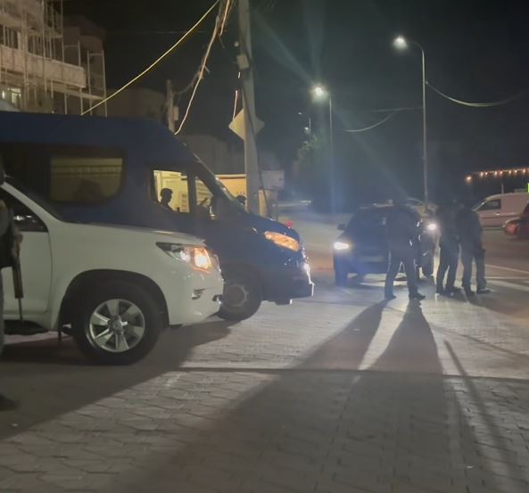 Forcat speciale policore arrijnë në Skenderaj, ndalojnë veturat (FOTO)