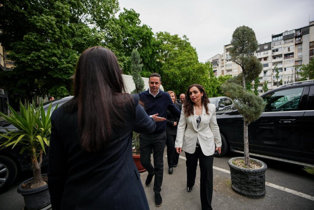 Abdixhiku së bashku me Osmanin në takim me mësimdhënësit: Ku respektohet mësuesi, ndërtohet e ardhmja