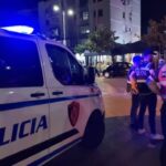 Plagoset polici shqiptar, i dyshuari ia mori armën gjatë shoqërimit në stacion