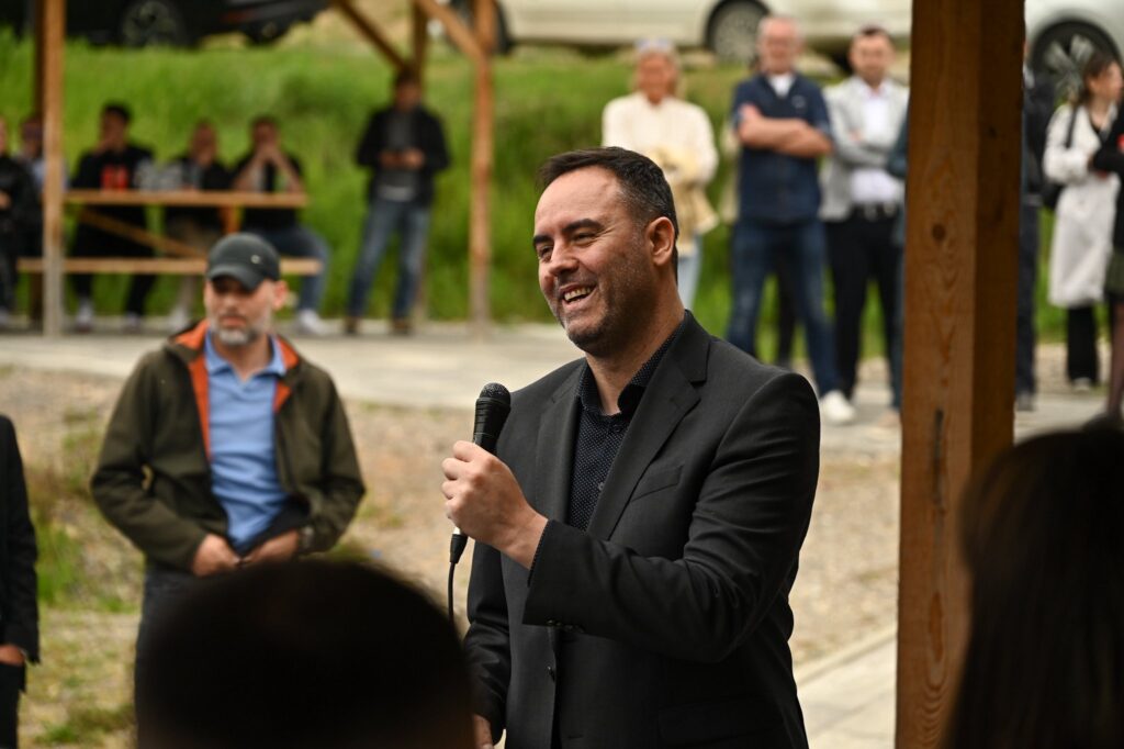 Konjufca përqeshi ish-presidenten Osmani me termin “frizerkë”, tash tenton të arsyetohet