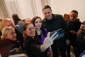 Abdixhiku e Osmani vazhdojnë së bashku vizitat nëpër familje, priten me çaj në Hajvali