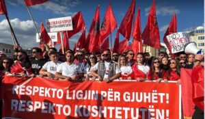 “Gjuha shqipe është amanet”, studentët shqiptarë brohorasin njëzëri në Shkup