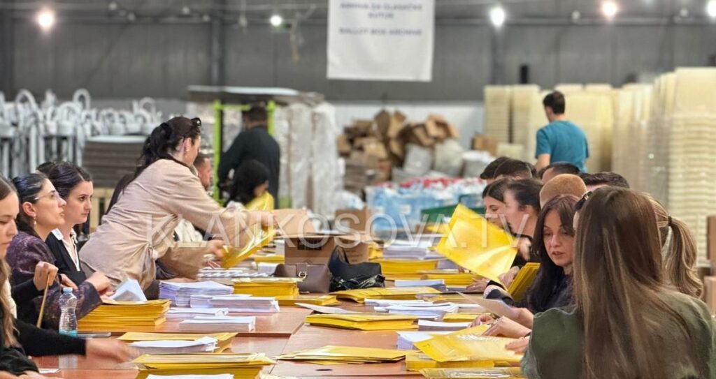 KQZ përgatit 75 mijë pakot e para për votimin me postë jashtë Kosovës