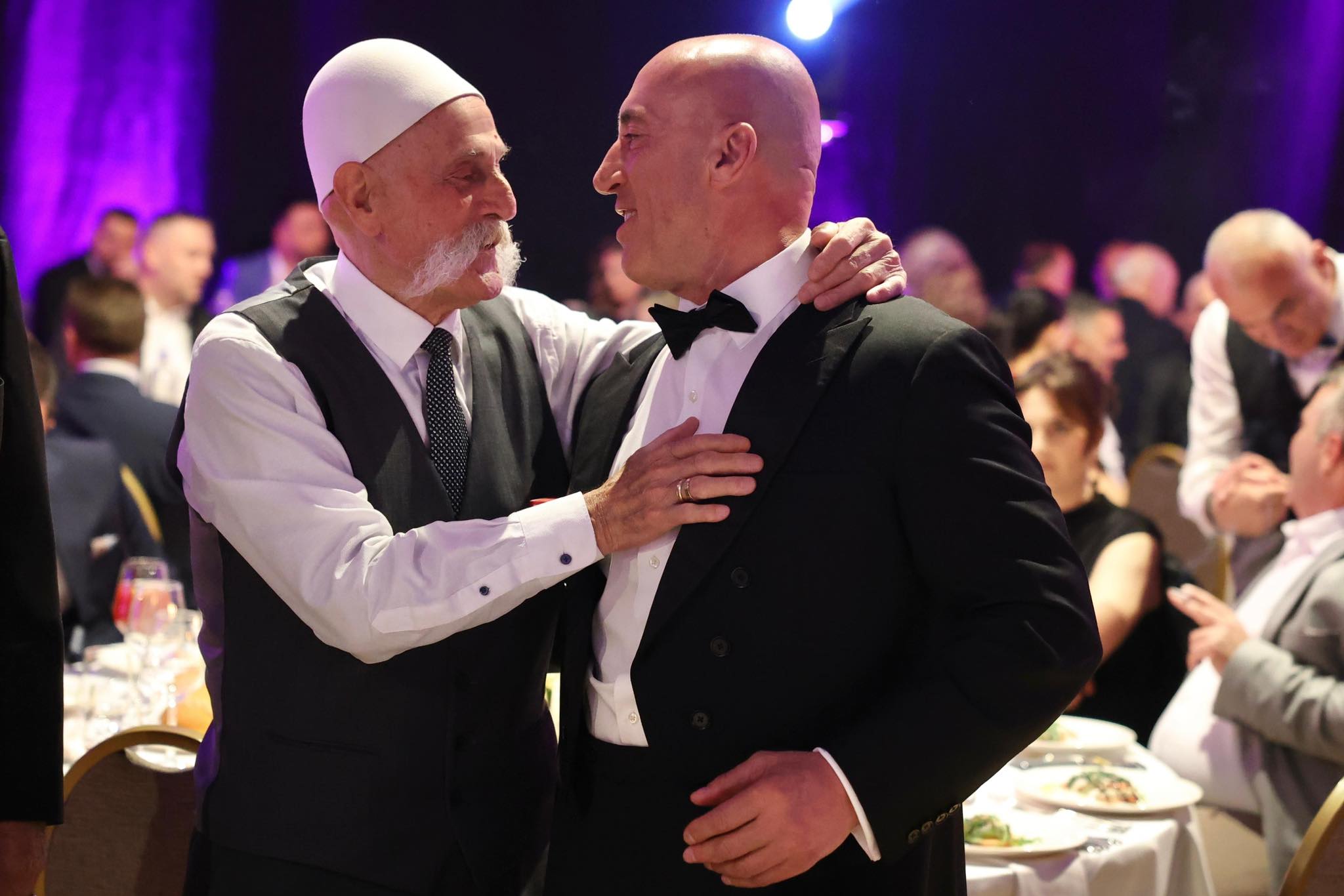 Baca Rifat i ftuar në dasmën e Luanit, Haradinaj ndan fotografinë me të