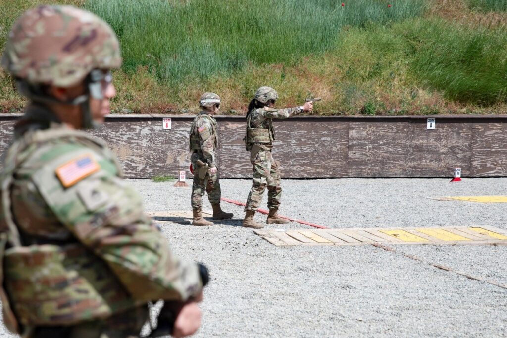 Në poligonin e qitjes në “Bondsteel”, ushtarët amerikanë kryejnë stërvitje