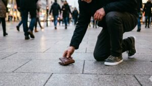 34-vjeçari nga Ferizaj gjen një portofol me para, i dorëzon në polici