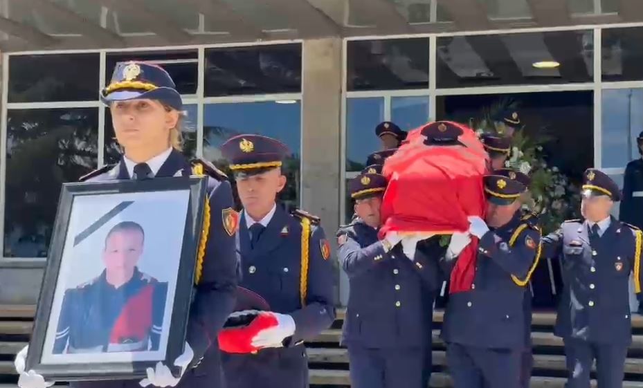 Mes duartrokitjeve, polici i vrarë në Maliq përcillet për në banesën e fundit