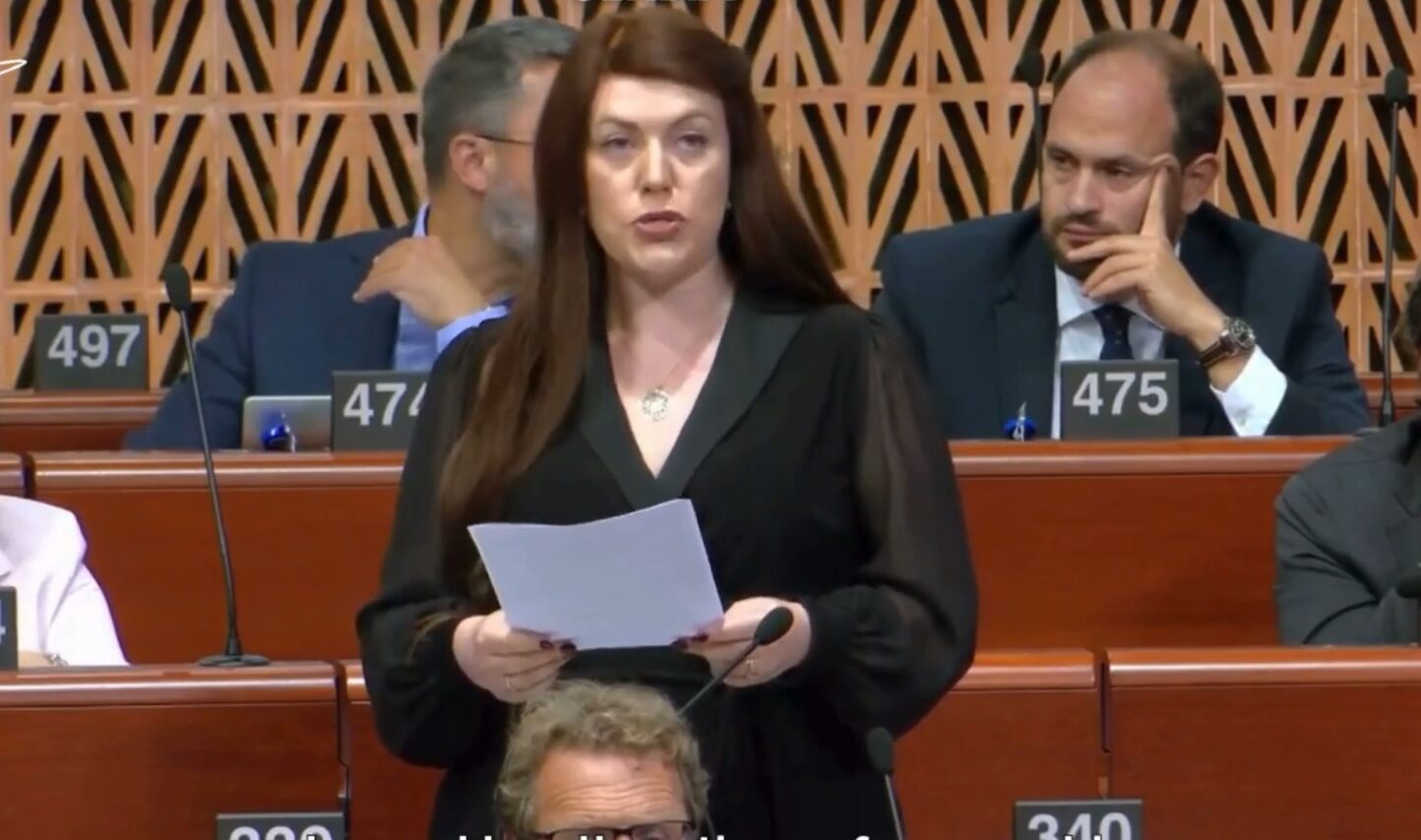 Kearns: Serbia, jo vetëm që i strehon të armatosurit e Banjskës, por edhe i armatosi ata (VIDEO)