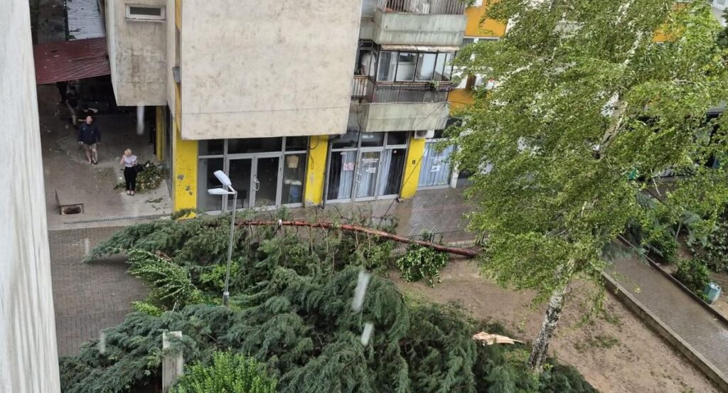 Stuhia e fuqishme godet Shkupin, raportohet për dëme të mëdha