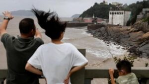 Kina evakuon gati dy milionë njerëz ndërsa tajfuni i fuqishëm po afrohet