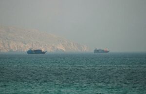 Bie trafiku detar në Ngushticën e Hormuzit pas përshkallëzimit të tensioneve ShBA-Iran