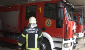 Digjet një shtyllë elektrike në Bërnicë, intervenojnë zjarrfikësit